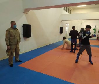 Миллий гвардия 4-Алоҳида отряд ходимлари мактабларда ўқувчиларнинг спорт машғулотларида иштирок этмоқда